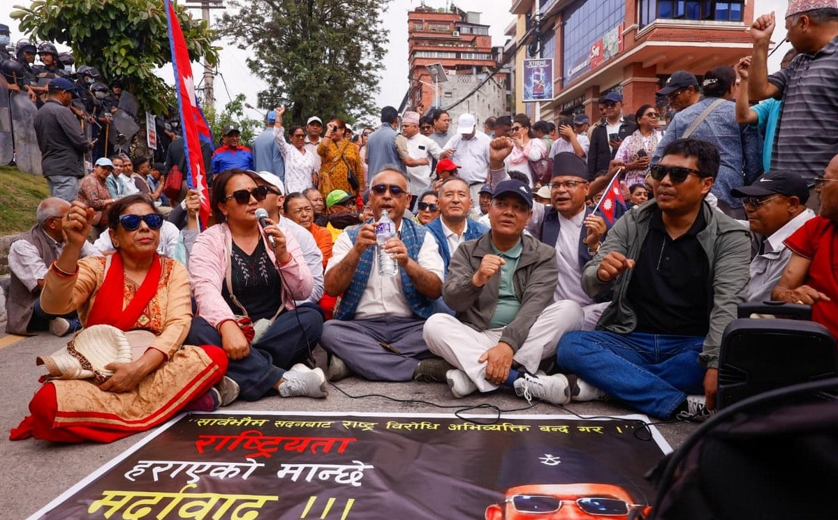 “राष्ट्रघाती बालेन ! राजीनामा देऊ” एमालेको माइतीघरमा तीव्र विरोध