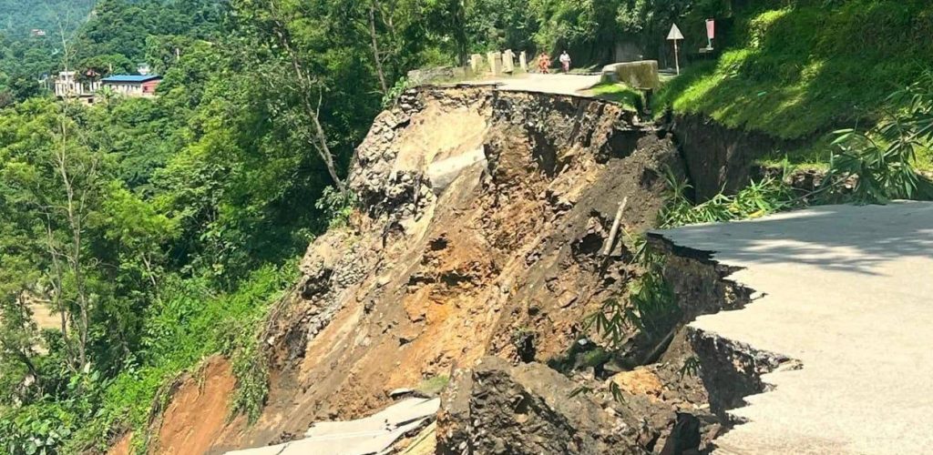 लेदो पन्छ्याएपछि बल्ल चल्न थालेको पृथ्वी राजमार्ग फेरी ठप्प ,वैकल्पिक बाटो कुन-कुन र कस्तो अवस्था?